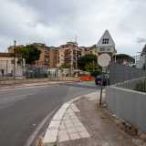 L�unico casello ferroviario presente ancora in citt� � collocato nei pressi di un passaggio a livello, quello situato tra via Cotugno e via delle Murge
